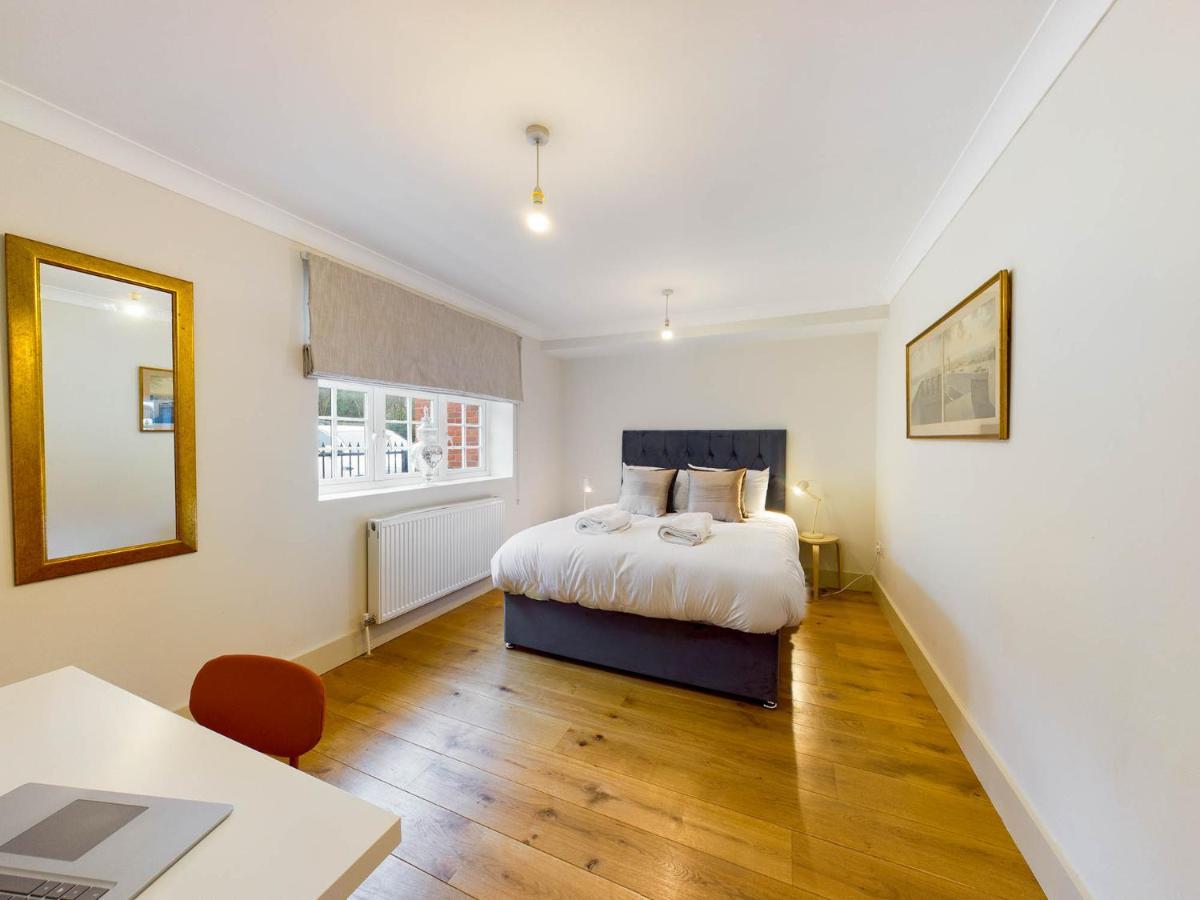 Redhill Town Centre Apartments By Livingo Kültér fotó